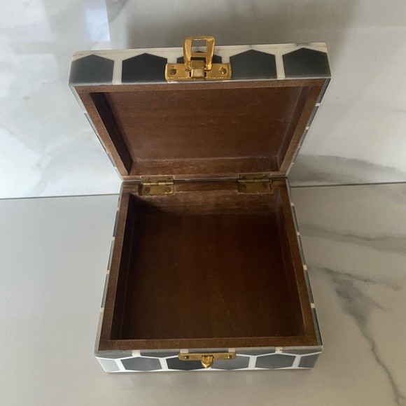 Mela Artisan Granercy Box In Gray Ivory Honeycomb Pattern 5”x5” - Picture 5 of 7